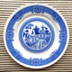 Illustration for article titled Sci-fi Chinese porcelain plates show giant robots and alien invasions